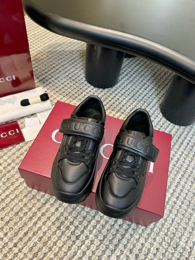 出厂价 ：光面 。打印 Gucci 24Ss最新款魔术贴老爹鞋；厚底鞋 ；休闲鞋；运动鞋 这款rhyton系列运动鞋 采用象牙白色皮革搭配，鞋身魔术贴复古设计，